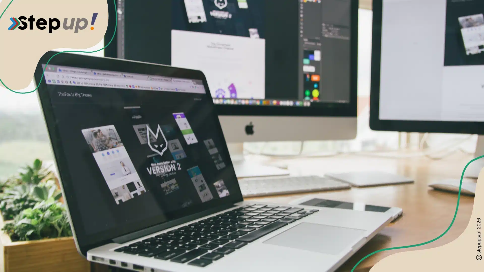 Poste de travail créatif dans une agence digitale, avec des maquettes de design web affichées sur un ordinateur portable et un écran externe.