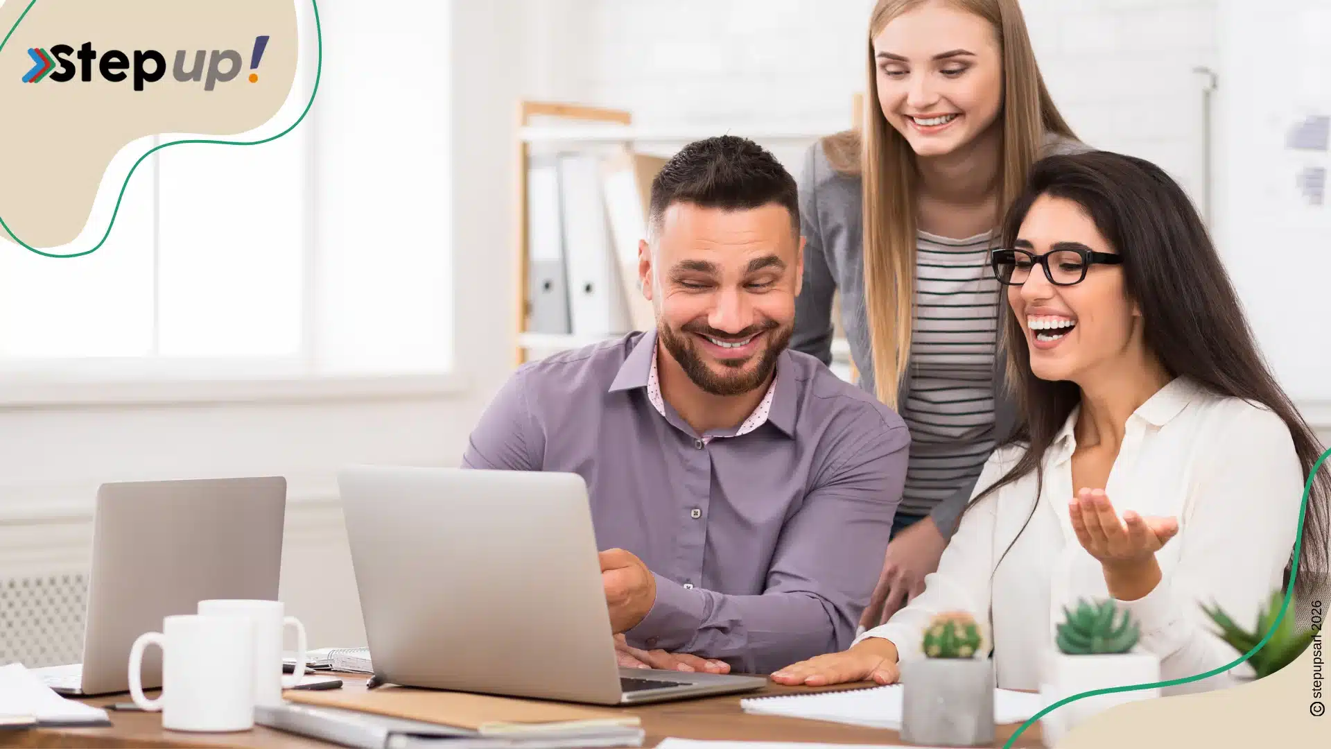 Trois experts de l'agence de communication digitale Step Up souriants et travaillant en équipe sur une stratégie de tunnel de conversion.