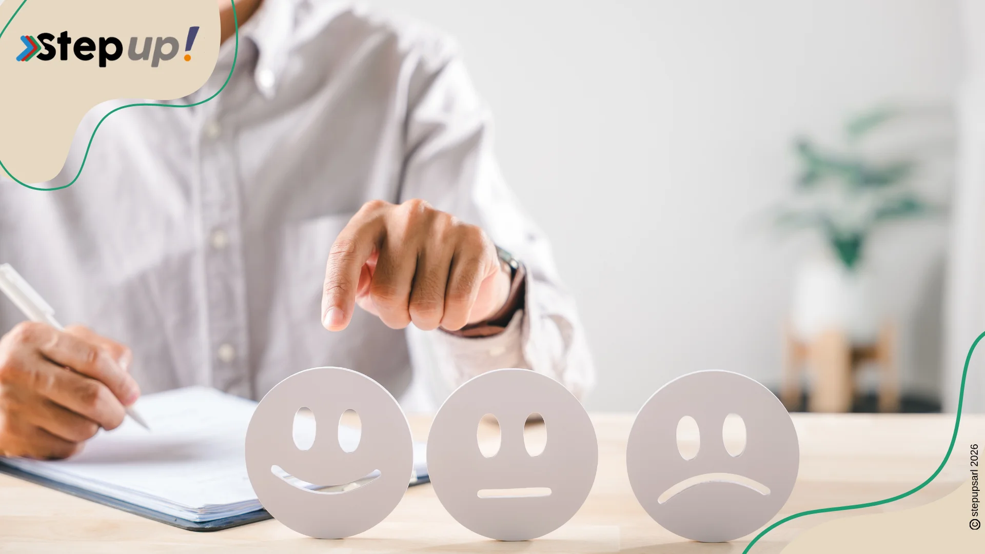 Une main pointant vers un smiley souriant, illustrant l'importance de l'expérience utilisateur (UX) et de la satisfaction dans le parcours client.