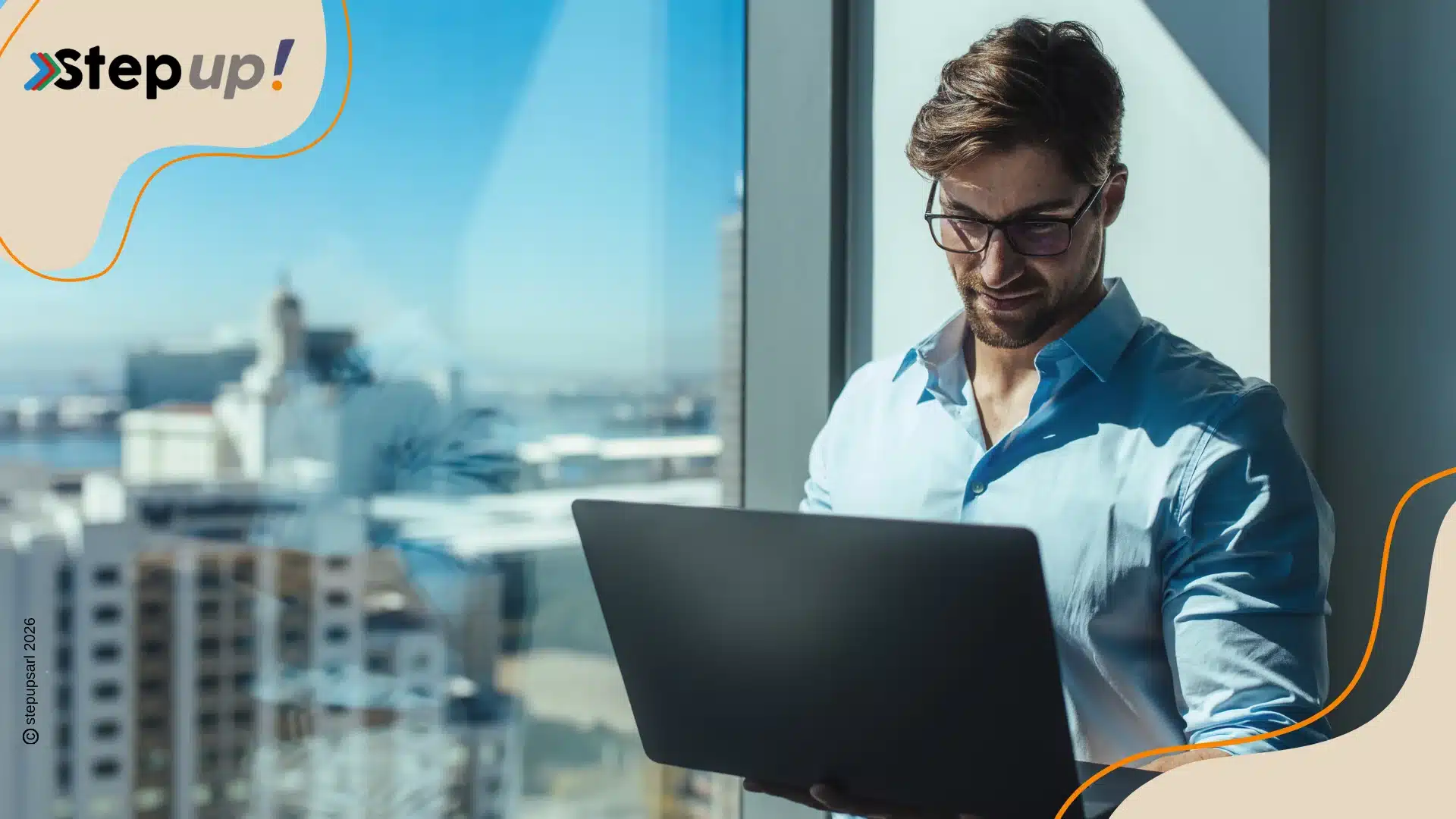 Un dirigeant de pme analyse une stratégie digitale d'acquisition de trafic sur son ordinateur portable depuis un bureau avec vue sur la ville.