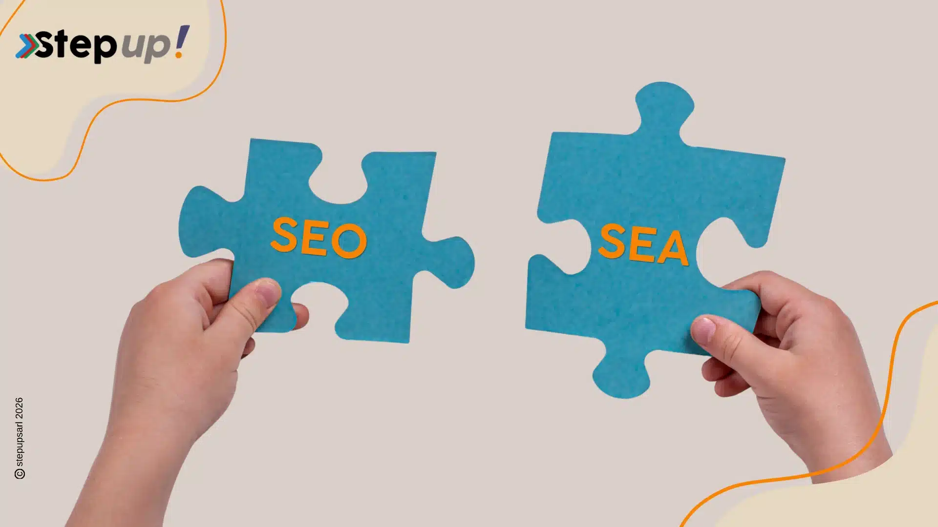 Synergie SEO et SEA : deux pièces de puzzle complémentaires tenues par des mains pour une stratégie de marketing digital StepUp!